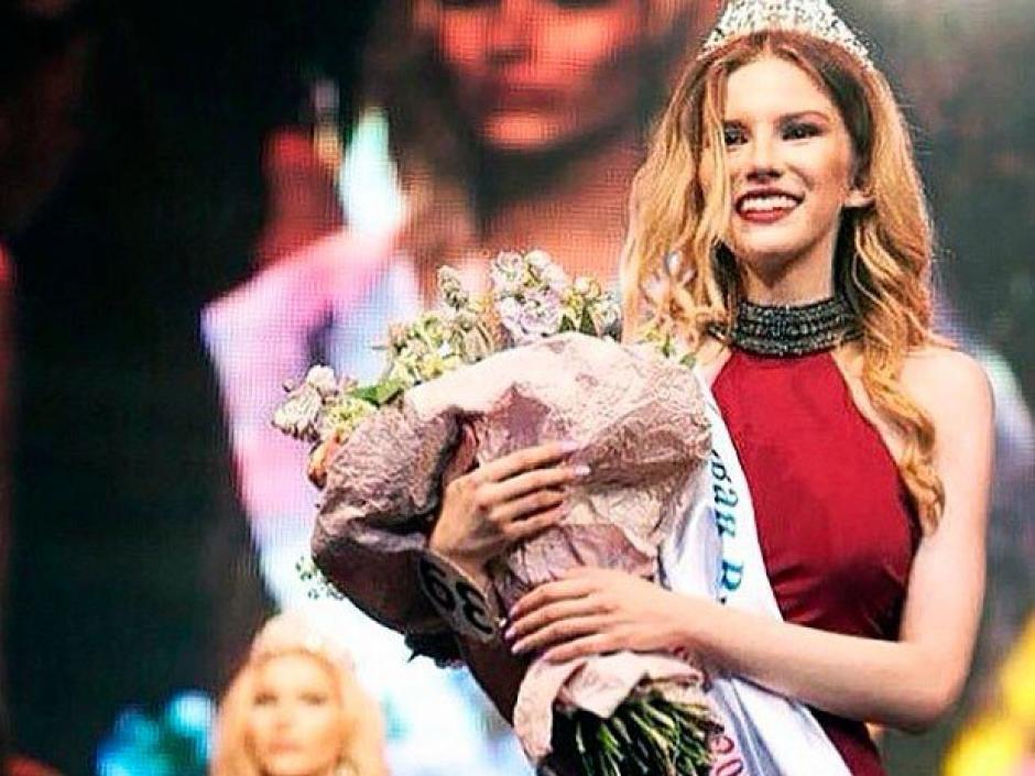 Esta joven reina de belleza engañó a su familia para que le firmaran los permisos para poder viajar a Dubai. (Foto: Twitter)