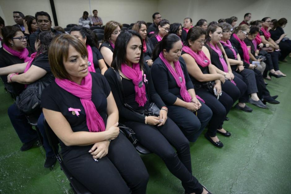 Un grupo de mujeres se present&oacute; para apoyar a Anah&iacute; Keller, implicada en la tragedia del Hogar Seguro. (Foto: Wilder L&oacute;pez/Soy502)