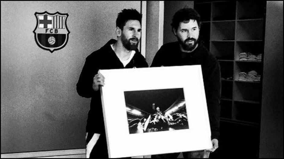 Lionel Messi y Santiago posaron con la obra. (Foto: (Foto: Twitter)