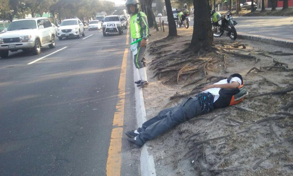 El hombre se qued&oacute; dormido en el arriate central del Perif&eacute;rico. (Foto: Amilcar Montejo/PMT) 