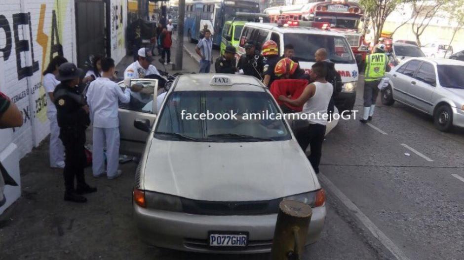 Una mujer estuvo a punto de dar a luz en plena v&iacute;a p&uacute;blica en la 42 calle de la zona 12 capitalina. (Foto: Am&iacute;lcar Montejo)