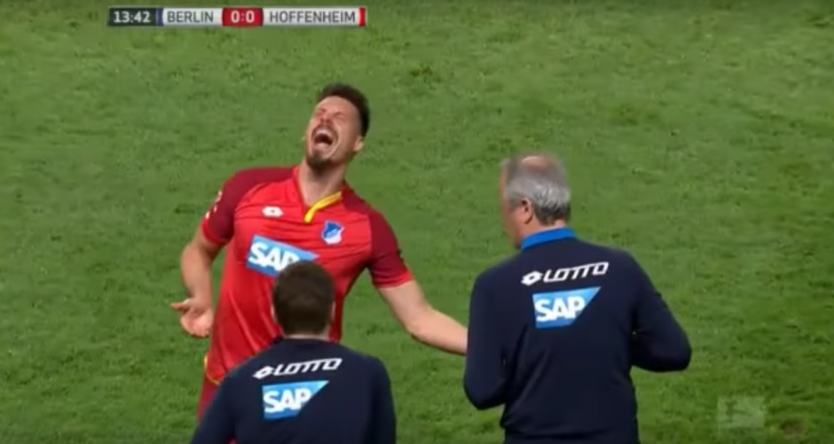 Sandro Wagner se disloc&oacute; el dedo en el partido de la Bundesliga entre el Hoffenheim y el Hertha de Berl&iacute;n. (Foto: captura de YouTube)