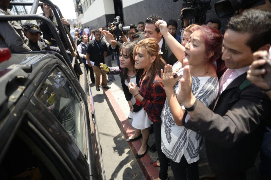 A su salida de la Sala un grupo de familiares y amigos de Keller la saludaron. (Foto: Wilder L&oacute;pez/Soy502)