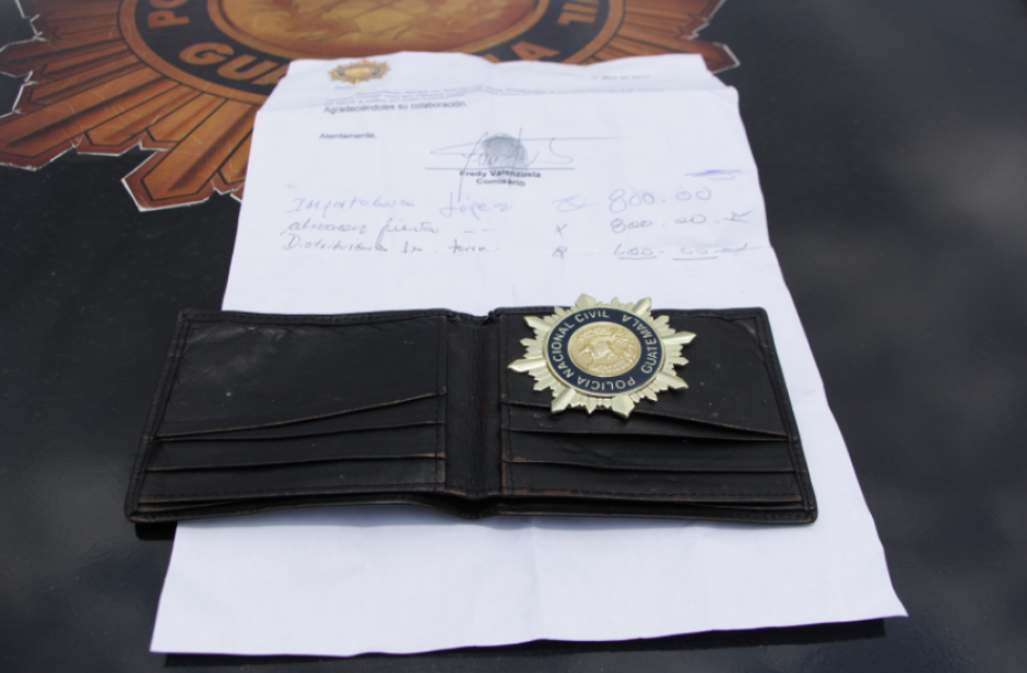 El detenido se hac&iacute;a pasar por representante de la Polic&iacute;a Nacional Civil (PNC) para pedir dinero en negocios. (Foto: PNC)