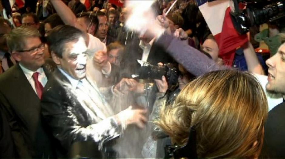 Fran&ccedil;ois Fillon fue agredido con un paquete con harina eb Francia. (Foto: AFP)