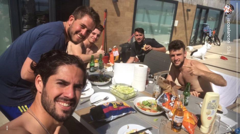 Isco Alarc&oacute;n abri&oacute; la pol&eacute;mica al posar junto a sus amigos, en una convivencia, sin percatarse que en la mesa hab&iacute;a una bolsa de papas del Barcelona. (Foto: Twitter)