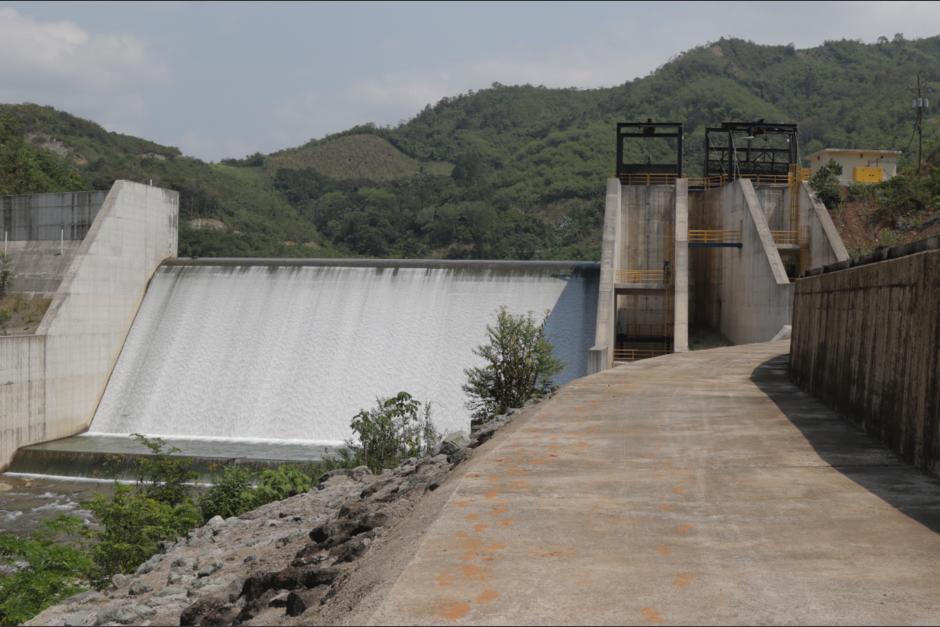 En &eacute;poca h&uacute;meda, el agua se desborda por el salto de nuevo al transcurso del r&iacute;o. (Foto: Alejandro Bal&aacute;n/Soy502)