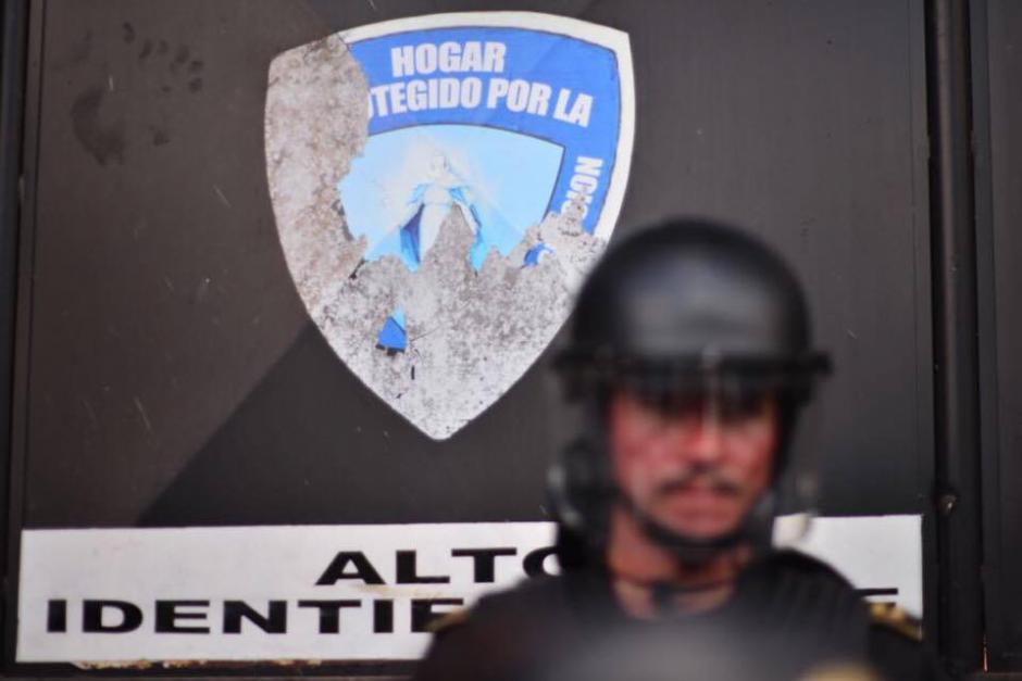 El portón del Hogar "Seguro" Virgen de la Asunción, el día de la tragedia. El escudo decía que el lugar estaba protegido. ¿Por quién? (Foto: Jesús Alfonso/Soy502)