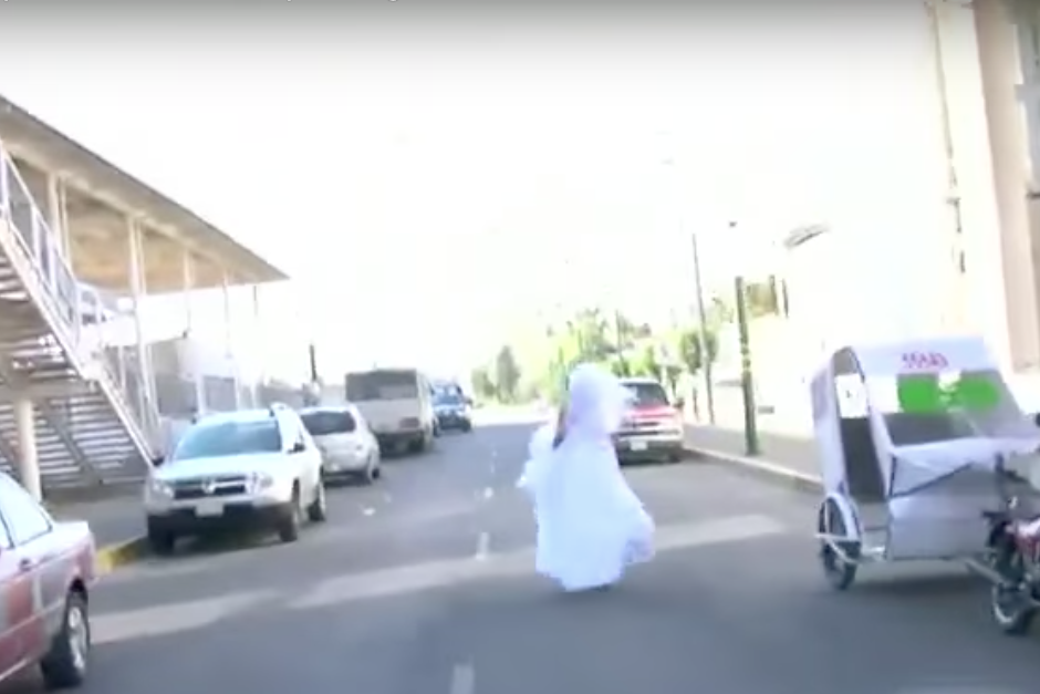 Rita Hernández tuvo que correr vestida de novia hacia la estación del metro para llegar a tiempo a su propia boda. (Imagen: captura de pantalla)