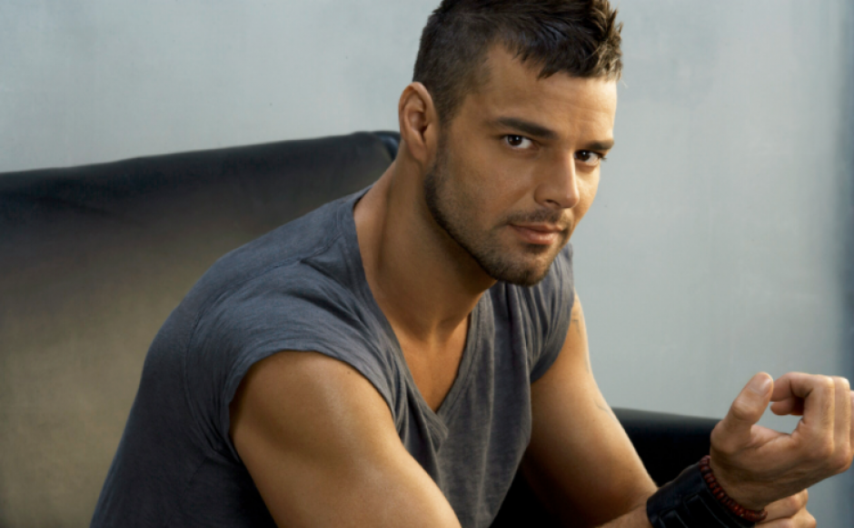 El espect&aacute;culo comienza con un video en el que el popular cantante aparece sin ropa. (Foto: Instagram)