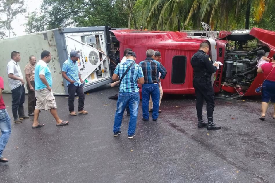 El accidente se produjo en el kilómetro 226 sobre el municipio de Morales, en Izabal. (Foto: PNC)