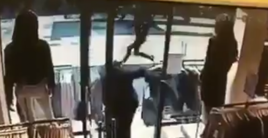 La gente corri&oacute; a los locales m&aacute;s cercanos a huir del cami&oacute;n que circulaba a gran velocidad. (Foto: Twitter)