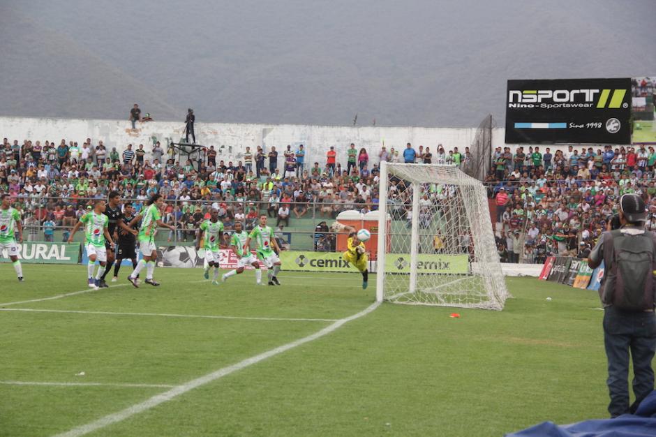 Iraz&uacute;n salv&oacute; a Comunicaciones de que le anotaran. (Fredy Hern&aacute;ndez/Soy502)