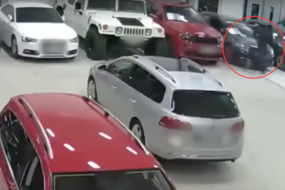 Luego de rociar gasolina sobre los lujosos veh&iacute;culos, el pir&oacute;mano les prendi&oacute; fuego pero fue alcanzado por las llamas. (Imagen: captura de pantalla)