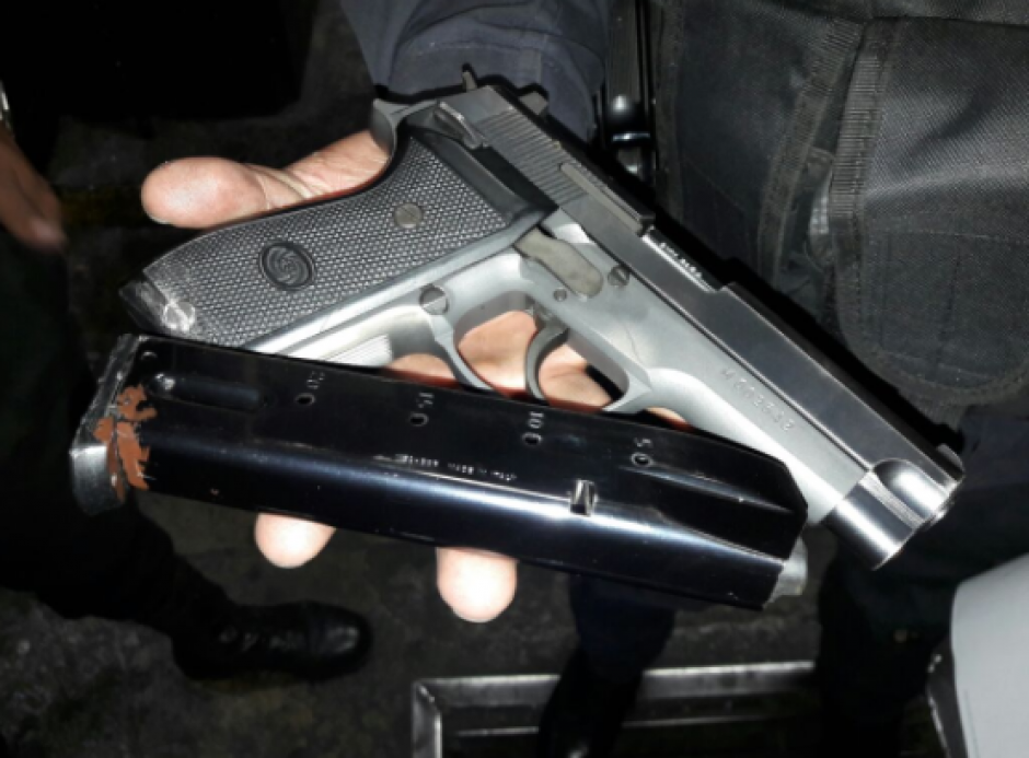 A los detenidos se les incaut&oacute; el arma de fuego con la que dispararon contra dos polic&iacute;as. (Foto: PNC)