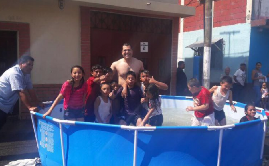 Neto Bran comparti&oacute; un ba&ntilde;o con los ni&ntilde;os de la ciudad. (Foto: Facebook)