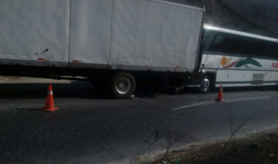 En el kilómetro 68 un autobús de ruta chocó con un camión. (Foto: Provial)
