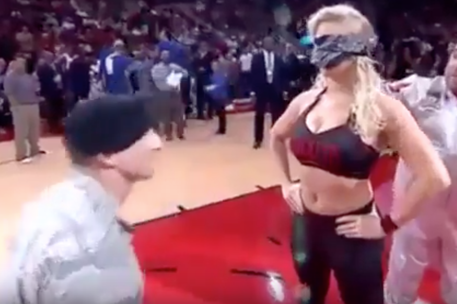 La porrista que deb&iacute;a participar en el show del entretiempo del partido fue sorprendida por su novio. (Imagen: captura de pantalla)