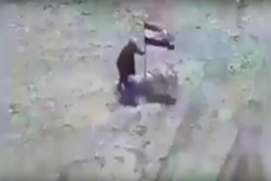 El terrorista se acercó a retirar una bandera de Irak instalada en medio del desierto cuando fue atacado. (Imagen: captura de pantalla)