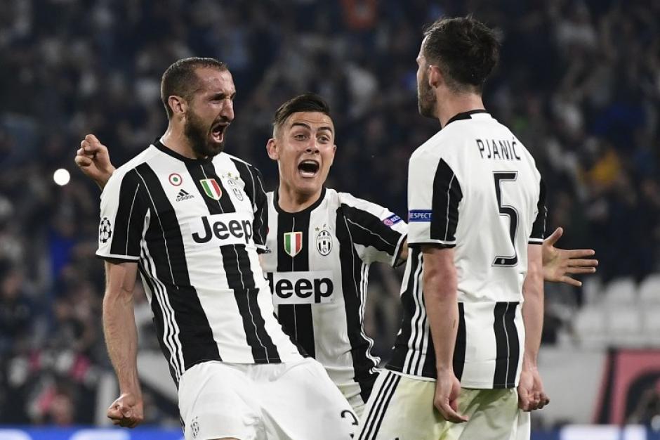 Los jugadores de la Juventus celebraron as&iacute; el tercer gol del partido. (Foto: AFP)&nbsp;
