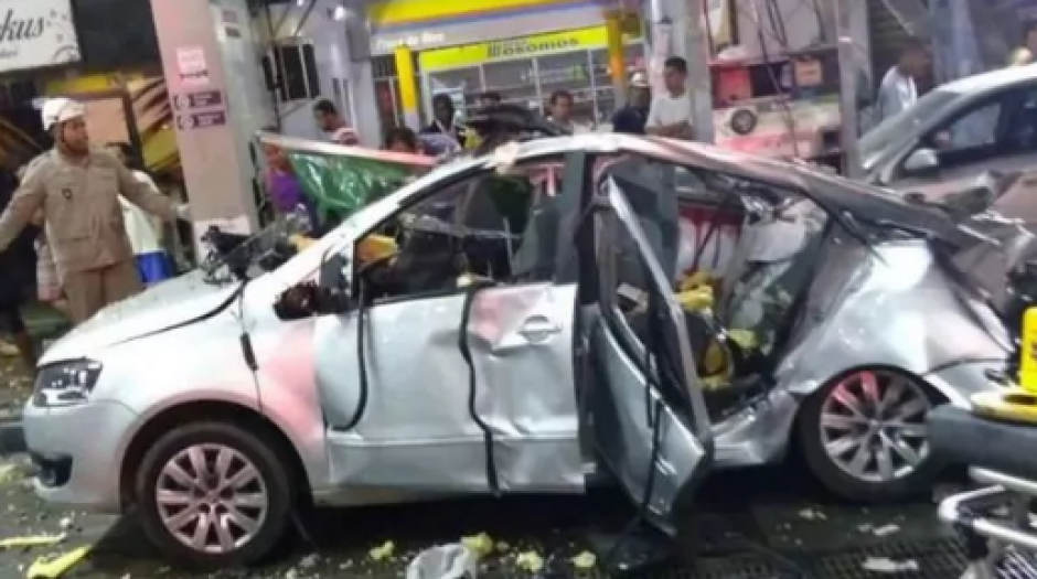 As&iacute; qued&oacute; el carro de la mujer que muri&oacute; durante la explosi&oacute;n. (Foto: Infobae)&nbsp;