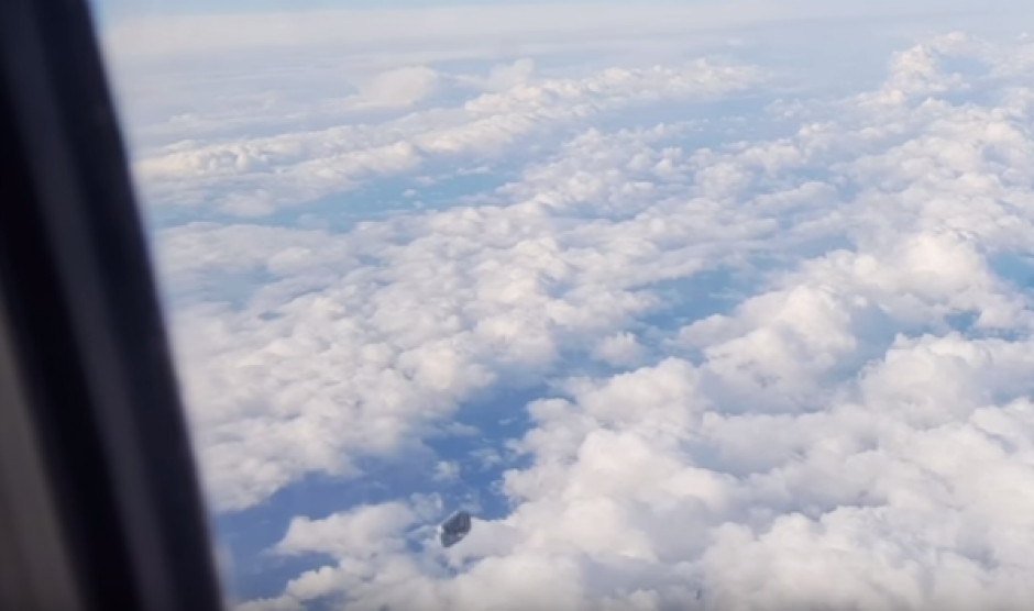 Un extra&ntilde;o objeto fue grabado desde la ventanilla de un avi&oacute;n en el cielo de Espa&ntilde;a. (Foto: www.laurag.tv)