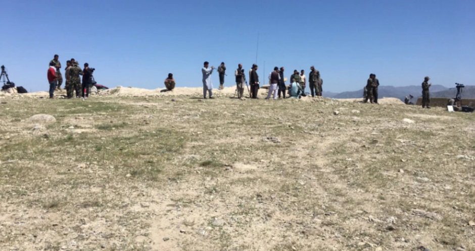 Un grupo de periodistas esperan poder entrar al lugar donde cay&oacute; la bomba. (Foto: cnnespanol.cnn.com/ Ali M Latifi)