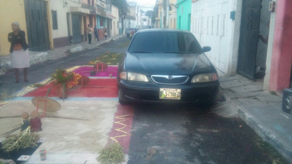 Este es el veh&iacute;culo que ser&aacute; multado por pasar encima de una alfombra. (Foto: PMT de Villa Nueva)