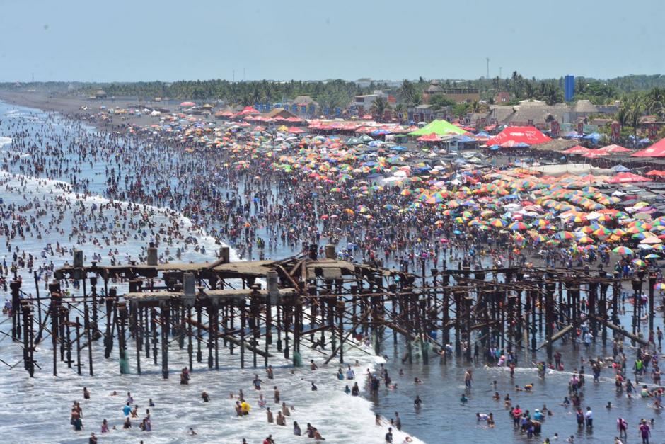 La playa del Puerto San Jos&eacute; es una de las m&aacute;s concurridas en esta fecha. (Foto: Jes&uacute;s Alfonso/Soy502)
