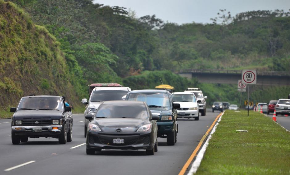 La carretera hacia la capital ya cuenta con gran cantidad de veh&iacute;culos. (Foto: Jes&uacute;s Alfonso/Soy502)