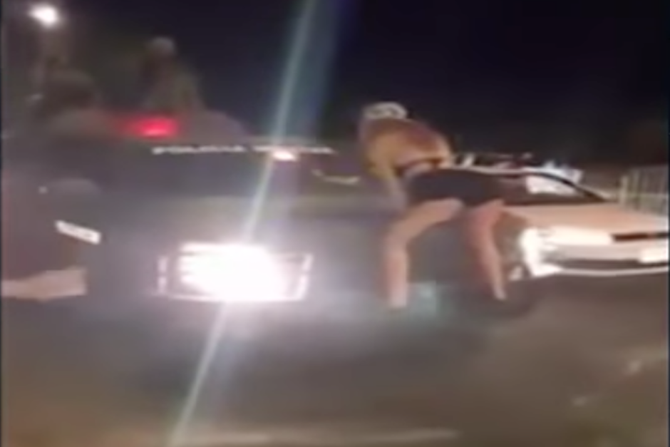 La mujer bail&oacute; sobre el cap&oacute; del veh&iacute;culo frente a los soldados que quedaron paralizados con sus movimientos. (Imagen: captura de pantalla)