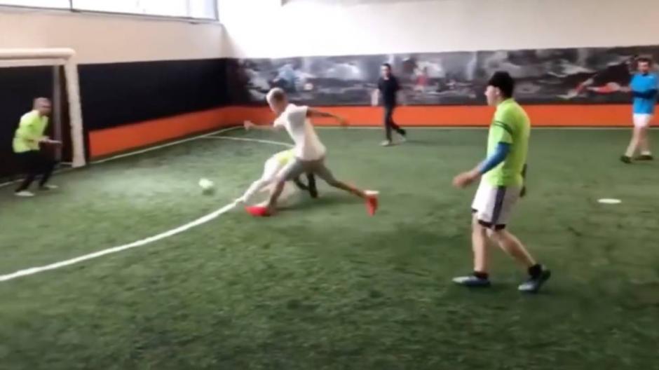 Justin Bieber tambi&eacute;n sabe jugar al f&uacute;tbol y lo demuestra cada vez que tiene la oportunidad. (Foto: As)