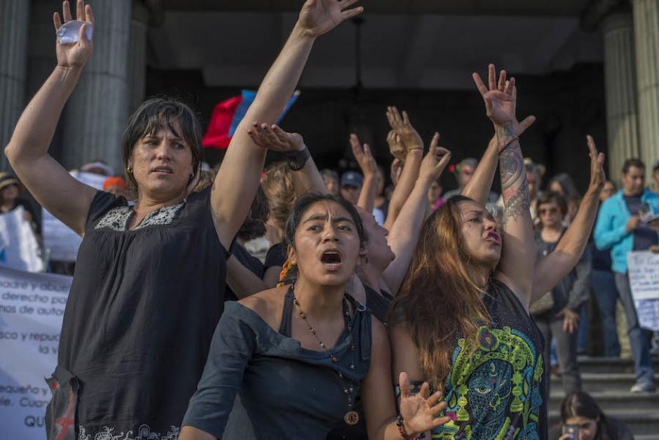 Estas mujeres protestan por las niñas fallecidas en el Hogar Virgen de la Asunción. (Foto: Wilder López/Soy502)