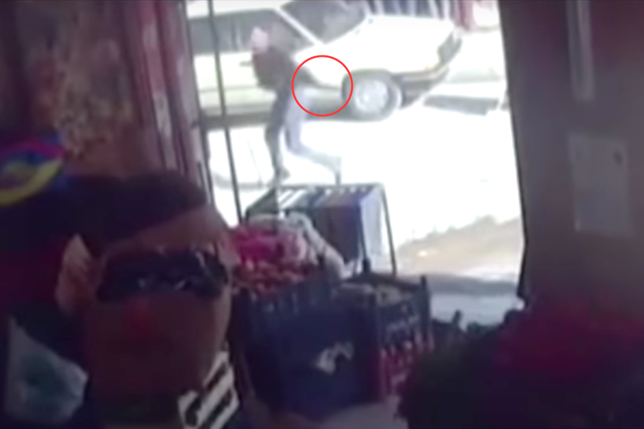 A pesar de ir armado, el frustrado asaltante debió salir corriendo para no resultar herido en el insólito ataque. (Imagen: captura de pantalla)