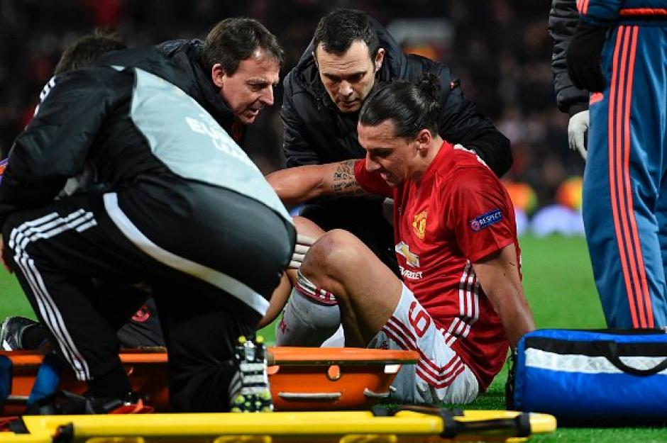 Zlatan Ibrahimovic sufre terrible lesi&oacute;n de rodilla. (Foto: Twitter)