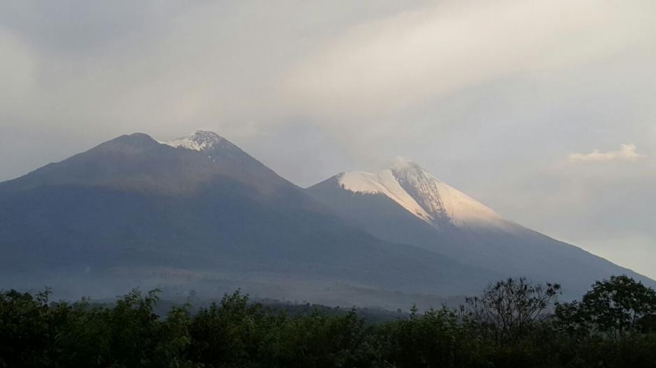 Tormenta cubre de hielo el cráter del volcán de Fuego. (Foto: Conred)