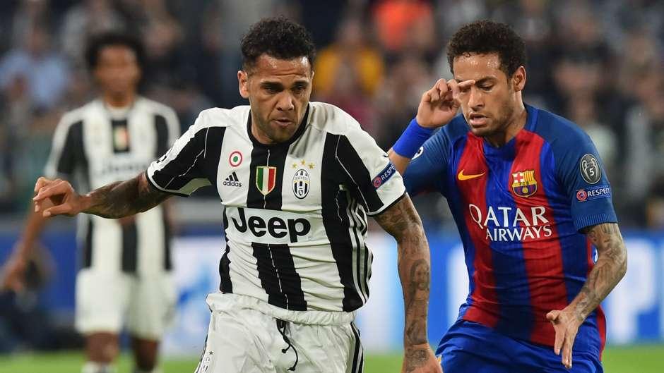 Dani Alves consol&oacute; a Neymar despu&eacute;s de la eliminatoria entre el Barcelona y la Juventus rumbo a las semifinales de la Champions League. (Foto: Goal)