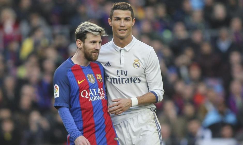 El beso entre Lionel Messi y Cristiano Ronaldo caus&oacute; furor en una concurrida calle de Barcelona. (Foto: Twitter)
