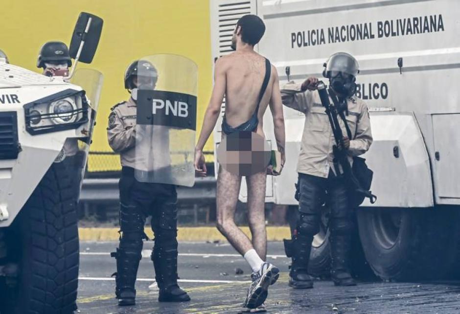 Como forma de protesta un opositor se desnud&oacute; frente a los agentes de seguridad del gobierno de Maduro. (Foto: AFP)