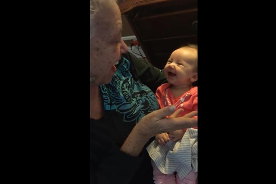 La madre de la peque&ntilde;a ha publicado el v&iacute;deo en su cuenta de Youtube con una transcripci&oacute;n de la conversaci&oacute;n. (Foto: YouTube)