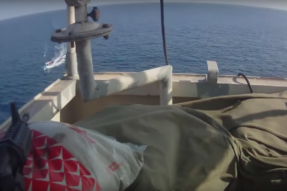 Dos peque&ntilde;as embarcaciones piratas trataron de robar la carga del buque pero fueron repelidos por los guardias de seguridad. (Imagen: captura de pantalla)