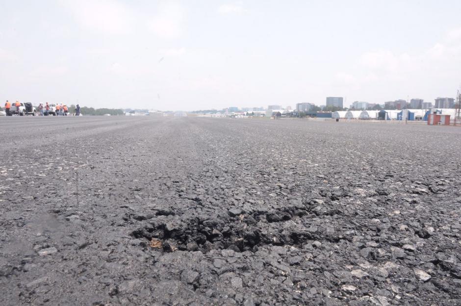 La pista del Aeropuerto Internacional La Aurora no se ha reparado en 15 años. (Foto: Jesús Alfonso/Soy502)