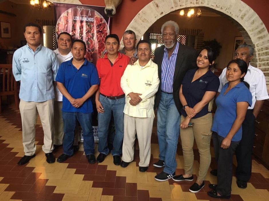 El actor comparti&oacute; con los trabajadores del restaurante donde almorz&oacute; este martes. (Foto: Restaurante Los Ranchos)