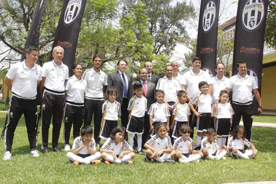 Los peque&ntilde;os entrenar&aacute;n por un a&ntilde;o en la academia del equipo italiano en Guatemala. (Foto: Fredy Hern&aacute;ndez/Soy502)