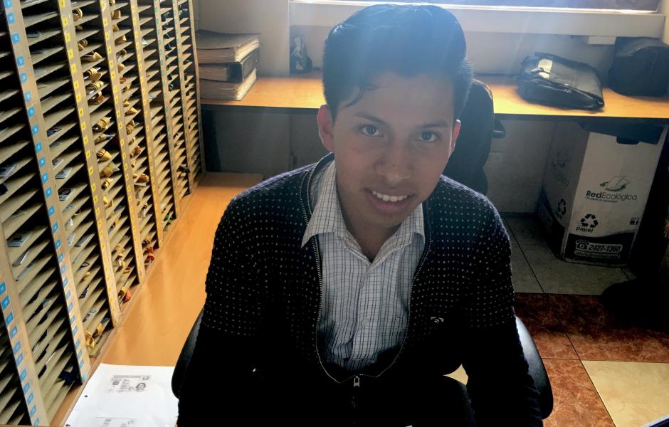 Mario C&uacute;mez atiende a las personas que visitan a diario el Ministerio de Educaci&oacute;n. (Foto: Soy502)