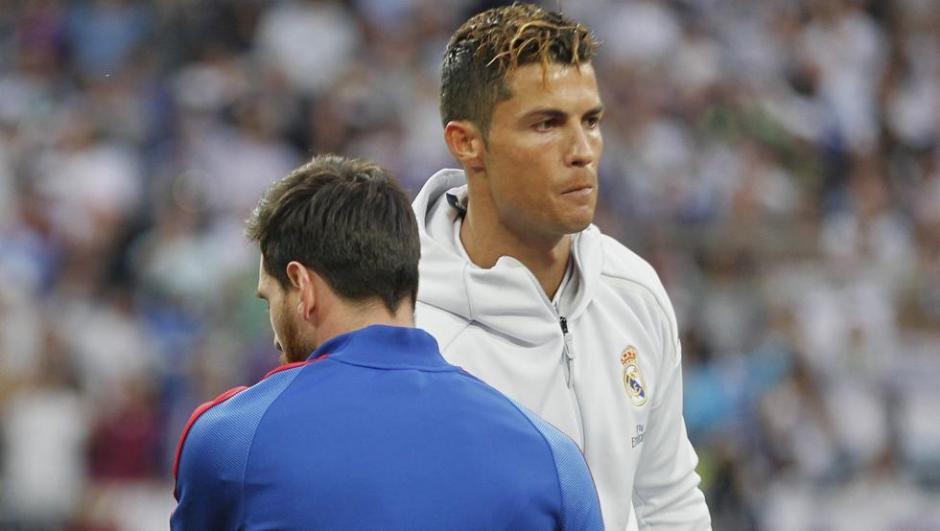 Lionel Messi y Cristiano Ronaldo se abrazaron antes del cl&aacute;sico en el estadio Santiago Bernab&eacute;u. (Foto: Mundo Deportivo)