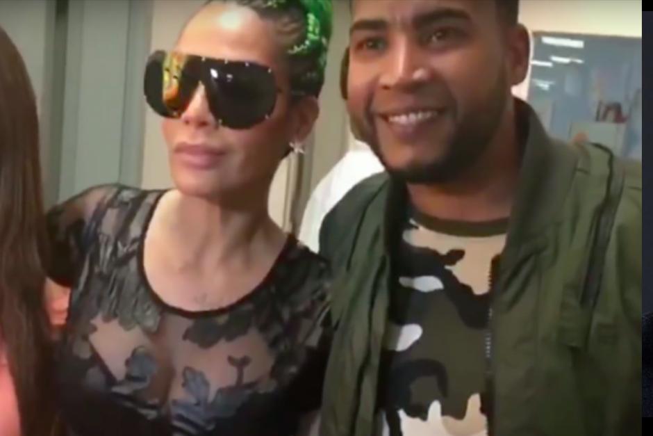 A Don Omar no le gust&oacute; que su colega lo besara en la boca. (Foto: video)