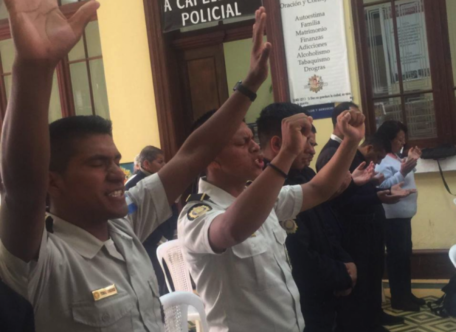 Los polic&iacute;as oraron antes de salir a sus labores. (Foto: Ministerio de Gobernaci&oacute;n)