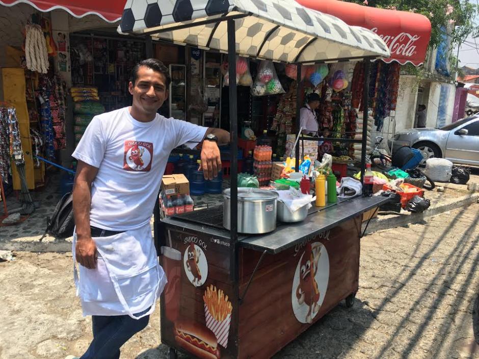 Angelo Padilla atiende su carreta de shucos en el bulevar del cementerio las Flores. (Foto: Luis Barrios/Soy502)