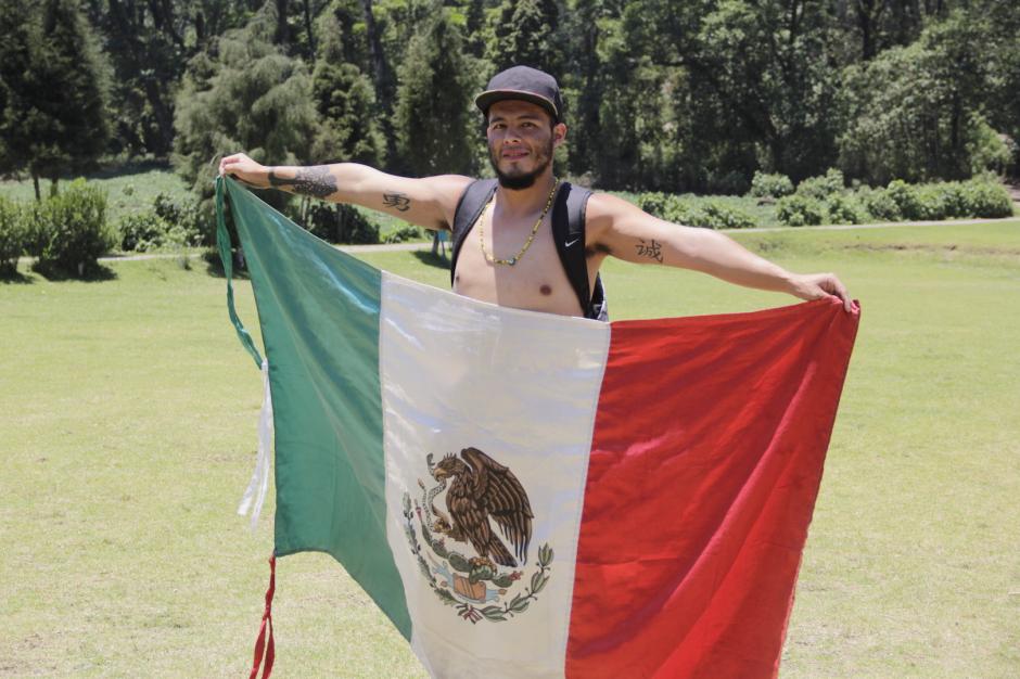 H&eacute;ctor Armando Alfaro lleva cuatro d&iacute;as en Guatemala y su destino final es Argentina. (Foto: Fredy Hern&aacute;ndez/Soy502)